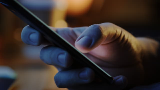 Person-Holding-Touchscreen-Smartphone-Gerät-und-Eingabenachricht.-Konzept-des-E-Mail-Schreibens,-Chatten-in-Social-Media-Apps,-Senden-einer-SMS,-Hinweis.-Nahaufnahme-Makro-Seitenansicht