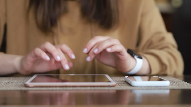 Mädchen-verwendet-ihr-digitales-Tablet-beide-Hände