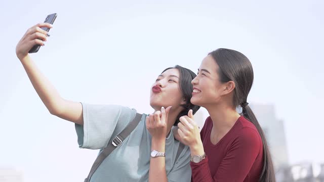 asiatische-glückliche-Frauen-Selfie-mit-Smartphone-im-Freien.-Konzept-Mode-Mädchen-Lebensstil.