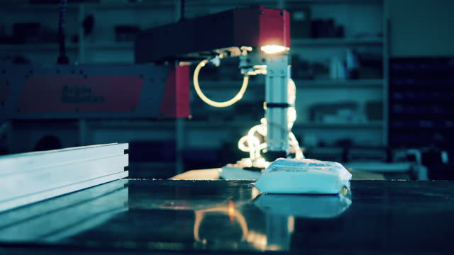 Robot-de-fábrica-está-reubicando-paquetes-en-bolsas-de-plástico