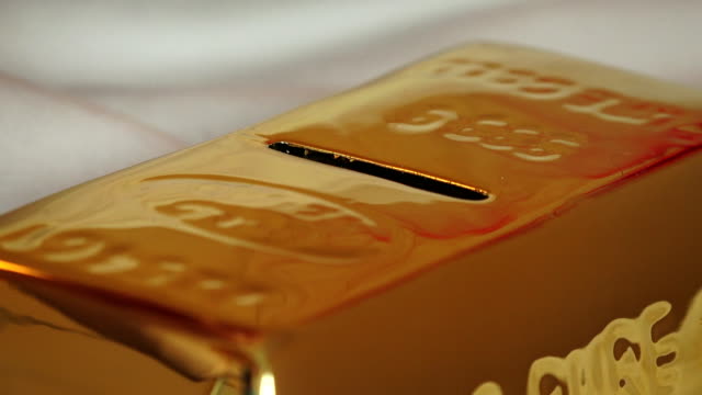 throw-money-into-a-gold-bar-time-lapse-01