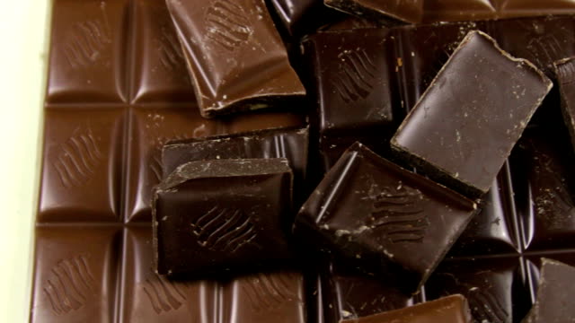 Milch-und-dunkle-Schokolade-Fliesen-auf-einer-hölzernen-background.chocolate-Bars-hautnah