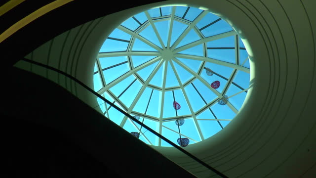techo-de-vidrio-en-un-centro-comercial-del-centro,-tiro-desde-dentro-del-edificio