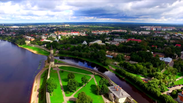 Vista-aérea-de-la-Catedral-de-la-Trinidad-del-Kremlin-de-Pskov