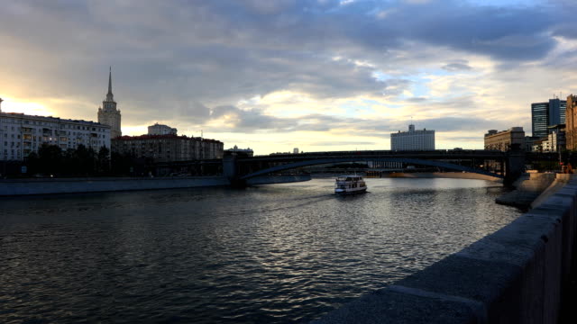 Moskau-Fluss-bei-Sonnenuntergang