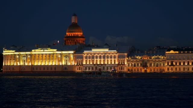Nacht-Zeit-Neva-Küste.-Sankt-Petersburg