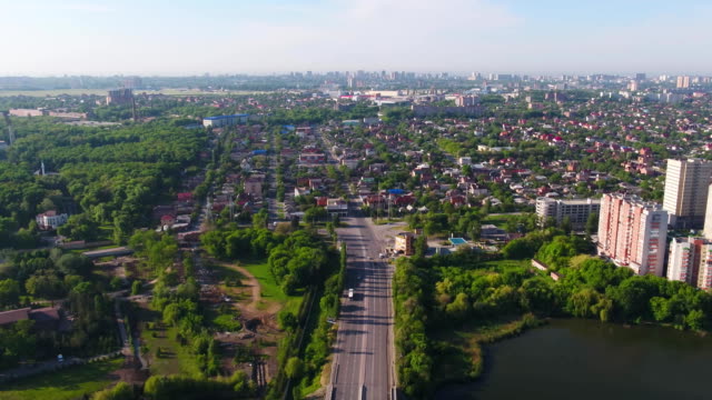 Luftbild-von-Moskau-mit-Moskwa-aus-eine-moderne-Schrägseilbrücke.-Blick-aus-dem-Himmel-auf-Brücke-in-die-Stadt-und-den-See