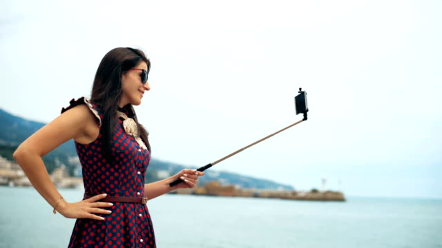 Hübsche-junge-weibliche-Touristen-nimmt-Reisen-Selfie.