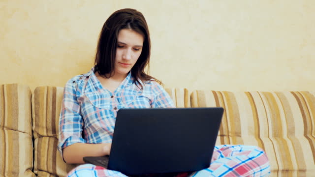 Young-girl-ends-her-work-on-laptop
