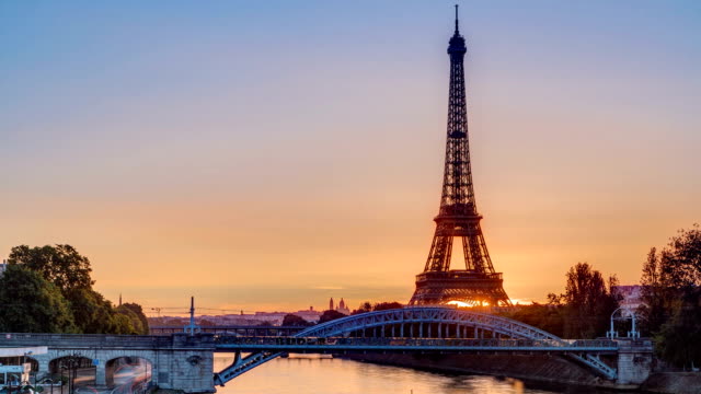 Eiffel-Tower-sunrise-timelapse-with-boats-on-Seine-river-and-in-Paris,-France