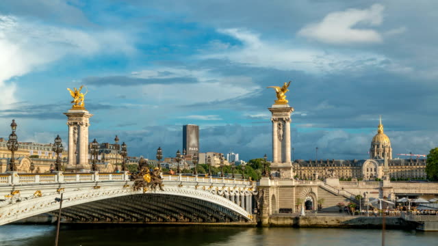 Puente-de-Alexandre-III-sobre-el-río-Seine-timelapse.-París.-Francia