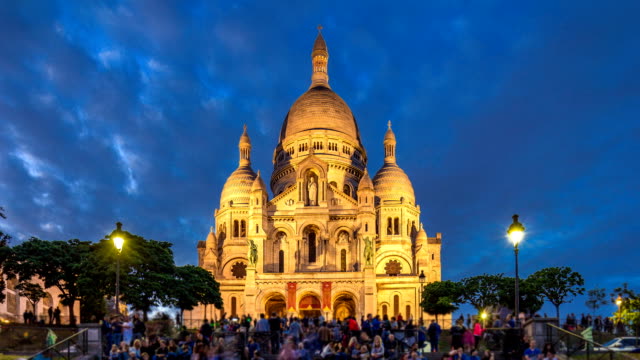 Frontaler-Blick-auf-Sacre-Coeur-Sacred-Heart-Cathedral-Tag-zu-Nacht-Zeitraffer.-Paris,-Frankreich