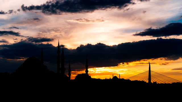 Vista-de-timelapse-del-paisaje-urbano-de-Istanbul-con-el-famoso-Mezquita-de-Süleymaniye-al-atardecer