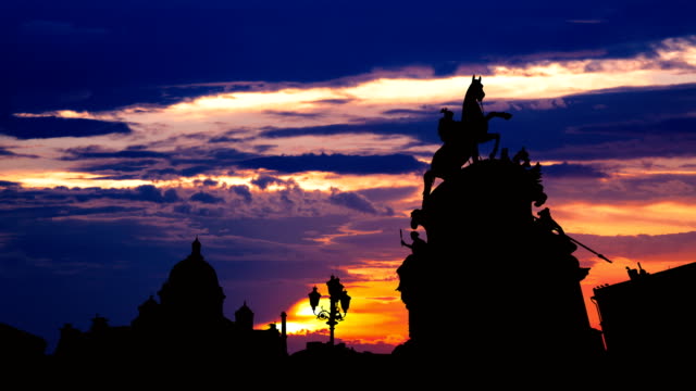 Zeitraffer-der-wunderschönen-Sonnenuntergang-in-Sankt-Petersburg-historische-Innenstadt,-Russland
