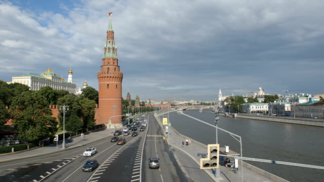 El-tráfico-del-Kremlin-y-el-coche-en-el-terraplén-de-kremlin---Moscú,-Rusia