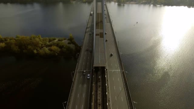 Die-Brücke-über-den-Dnjepr.-Die-Stadt-mit-einer-Vogelperspektive-überspannen.-Südbrücke.-Kiew.-Ukraine.