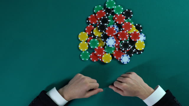 Händen-der-Geschäftsmann-alle-chips-im-Casino,-Monopol-auf-Markt,-Ansicht-von-oben
