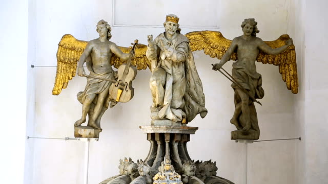 Statues-of-angels-decorating-Saint-Mary's-basilica-in-Gdansk,-sequence,-interior