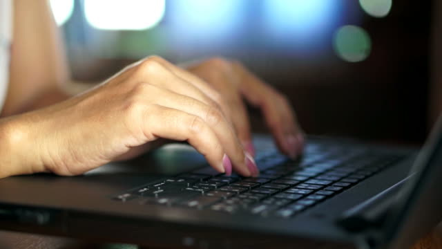 Unternehmen-Frau-Hand-Tippen-auf-Laptoptastatur-arbeiten-spät-in-die-Nacht