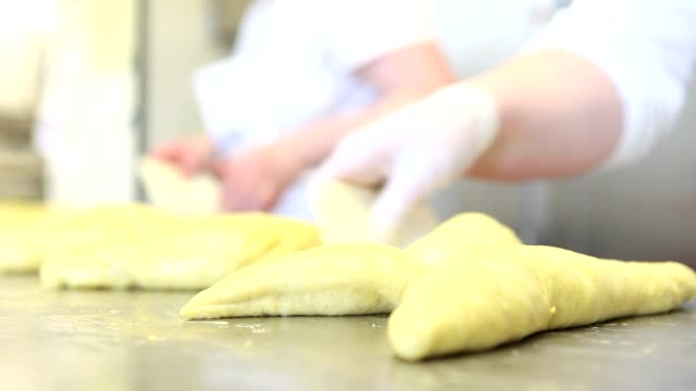 chef-pastelero-manos-preparando-la-masa-para-las-palomas-de-la-torta-de-Pascua