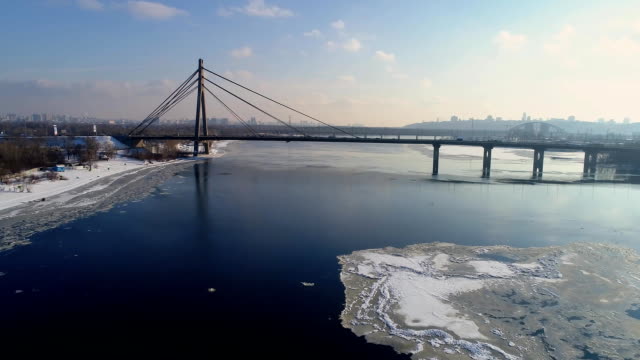 Paisaje-con-suspensión-Moscú-(puente-renombrado-del-Sur)-a-través-del-Dnieper-río,-Obolon,-Kiev,-Ucrania