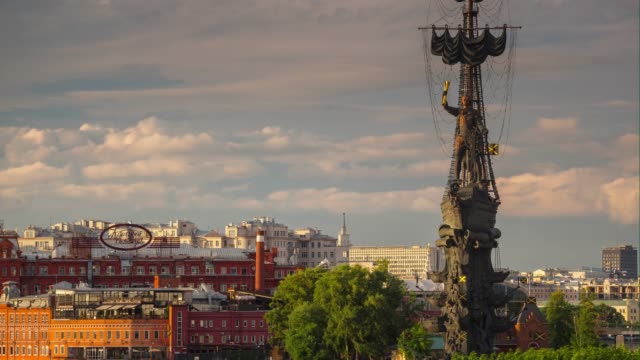 Sommer-Sonnenuntergang-Moskau-berühmten-Peter-Denkmal-Top-Antenne-am-Flussufer-Panorama-4-k-Zeit-hinfällig,-Russland