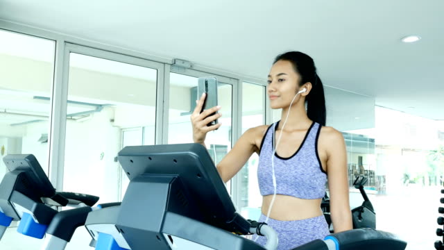 Woman-exercise-at-fitness-gym.-Sport-and-Reaction-concept.-4k-Resolution.