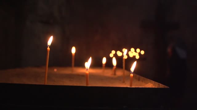 Iluminación-de-velas-en-una-iglesia