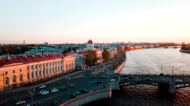 Vista-aérea-de-puesta-de-sol-sobre-el-río-Neva-en-San-Petersburgo,-Rusia.-Ciudad-de-la-isla-Vasilievskiy-desde-arriba,-video,-históricos-edificios-drone-cinematográfico-del-norte-capital