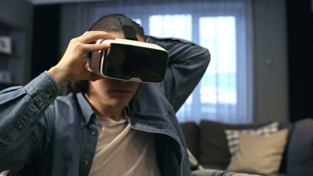 Gafas-de-hombre-parapléjico-intentando-VR
