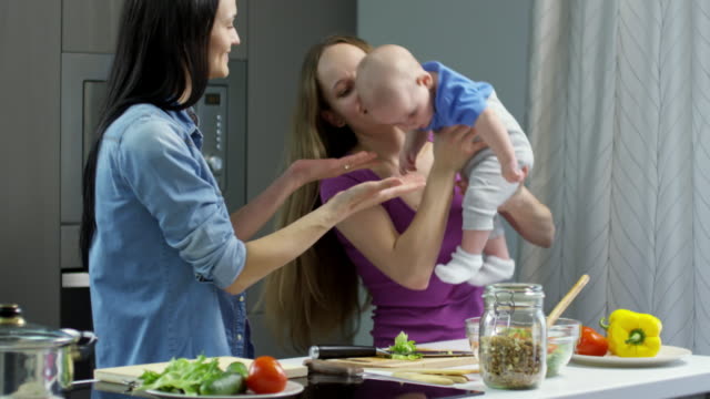 Pareja-mujer-con-bebé-en-cocina