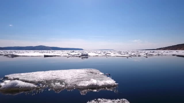 eine-Drohne-fliegen-über-einen-gefrorenen-Fluss,-Wasser-und-Eis-auf-einem-gefrorenen-Fluss