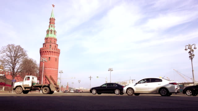 Verkehr-von-Autos-in-der-Nähe-des-Kreml