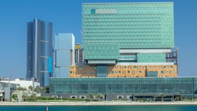 Moderne-Gebäude-in-Abu-Dhabi-Skyline-Timelapse-mit-Wasser