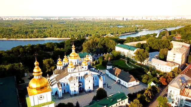 Monasterio-de-San-Miguel-cúpulas-doradas-en-Kiev-Ucrania.-Vista-desde-arriba.-videos-aéreos-de-drone.-la-cámara-desciende-hacia-abajo-desde-la-parte-superior
