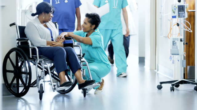 African-American-Mitarbeiterinnen-und-behinderte-Patienten-consult