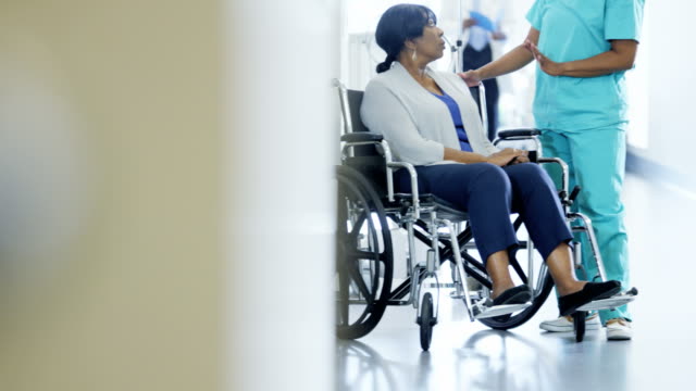Personal-femenino-afroamericano-y-consulta-de-pacientes-con-discapacidad