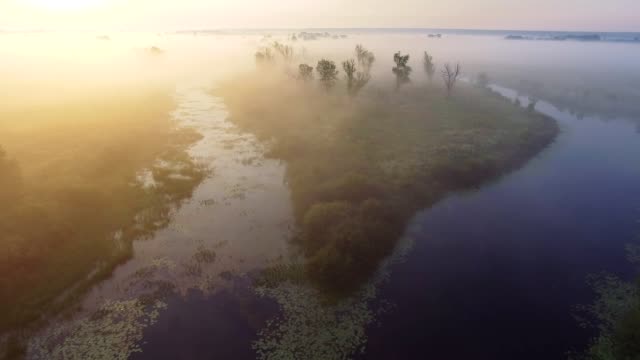 4K-Luftaufnahmen-Video-von-nebligen-Morgen.-Fliegen-über-den-Fluss-Desna.-Sonnenaufgangszeit.-Kyiv-Region,-Ukraine.