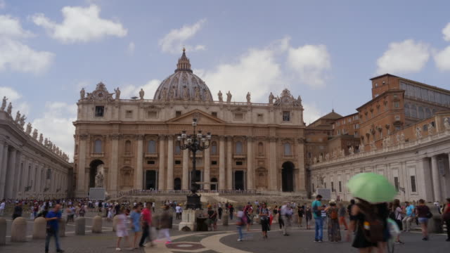 Ciudad-del-Vaticano,-Roma.-San-Pedro-plaza-llena-de-turistas.-Vista-a-Basílica-de-San-Pedro.-Vaticano-es-un-lugar-santo,-el-corazón-de-la-cultura-cristiana-y-la-religión.-Lapso-de-tiempo