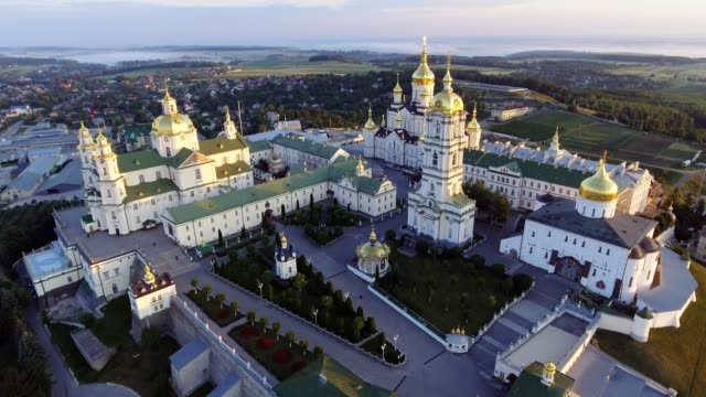 Luftaufnahme-der-Heilige-Dormition-Potschajew-Lawra,-eine-orthodoxe-Kloster-in-Ternopil-Oblast-der-Ukraine.-Ost-Europa