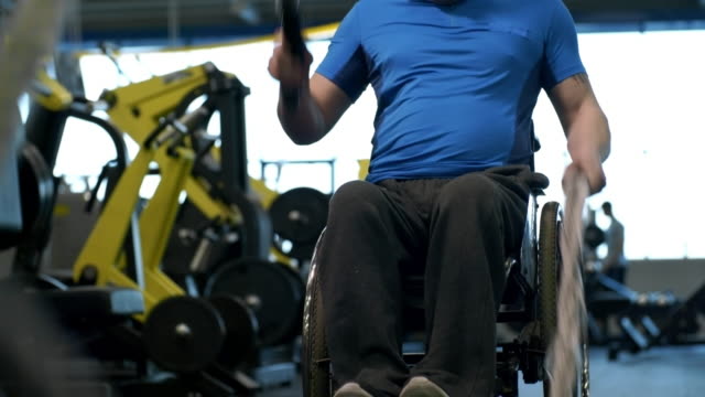 Hombre-en-el-ejercicio-de-la-silla-de-ruedas-con-la-luchando-contra-cuerdas