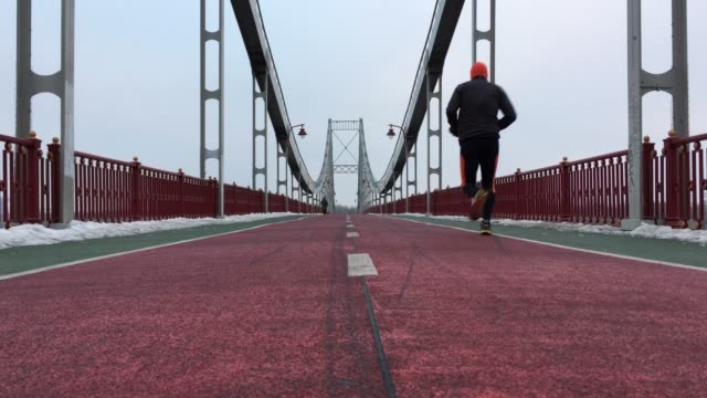 Un-hombre-corriendo-en-el-puente