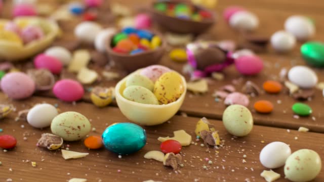 huevos-de-Pascua-de-chocolate-y-dulces-de-la-gota-en-mesa
