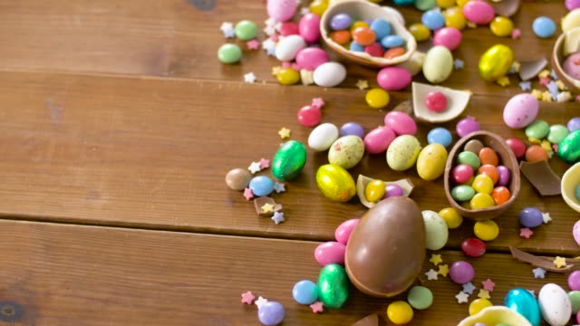 huevos-de-Pascua-de-chocolate-y-dulces-de-la-gota-en-mesa