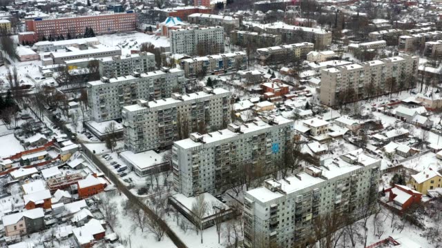 Stadtbild-mit-Gebäuden-im-Winter.-4-k-video-Footage.