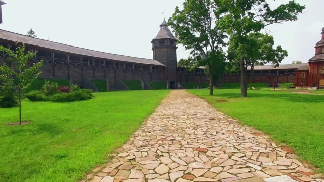 Walk-inside-the-Baturyn-fortress