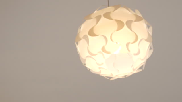 Lámpara-decorativa-redonda-solo-con-una-lámpara-ardiente.