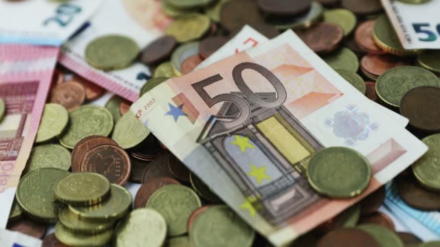 Euro-Geldwährung-Münzen-und-Banknoten