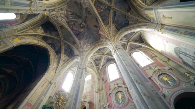 Magnífico-techo-y-cúpula-de-la-Catedral-de-la-asunción-bienaventurada-Virgen-María-en-el-interior.