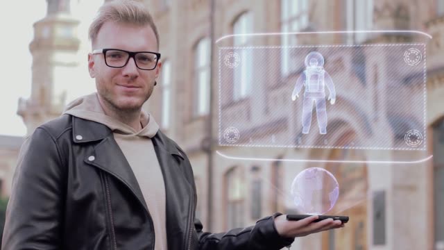 Mann-mit-Brille-zeigt-einen-konzeptuellen-Hologramm-Astronauten